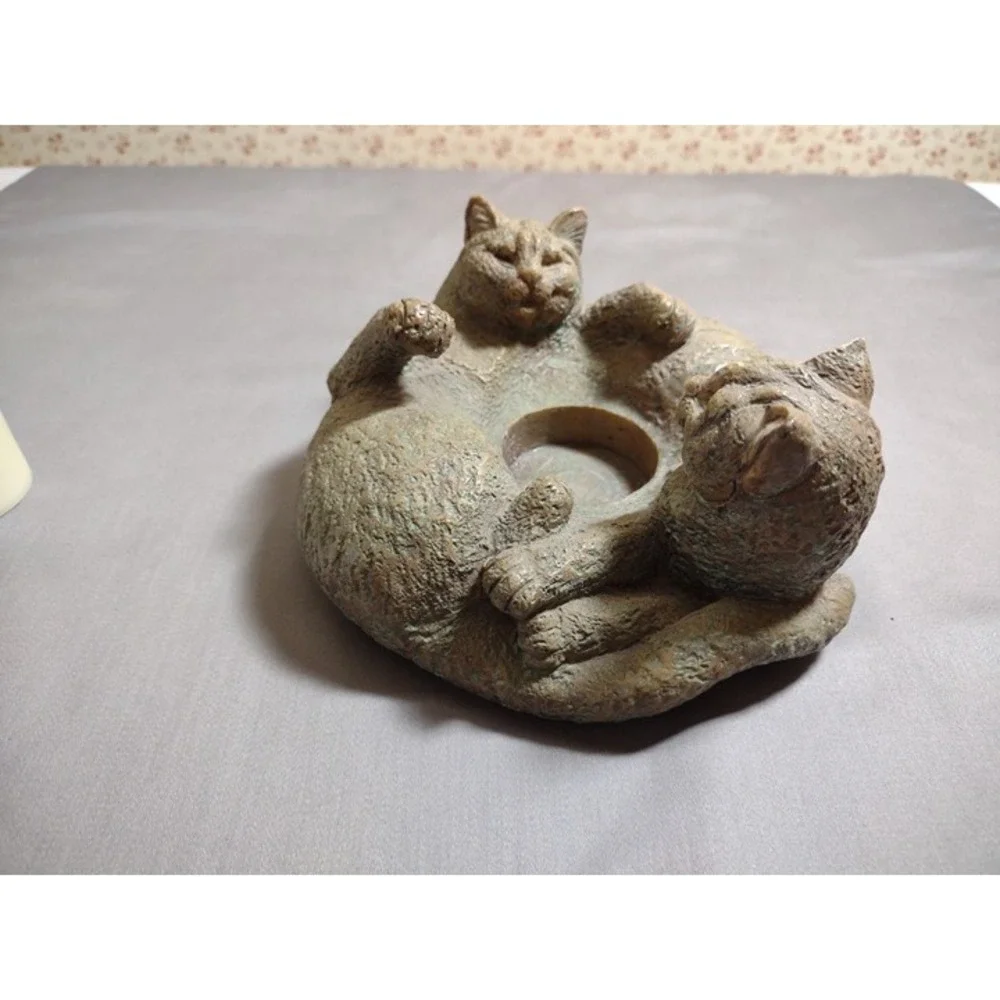 Circle of 2 cats resin candle holder - good condition